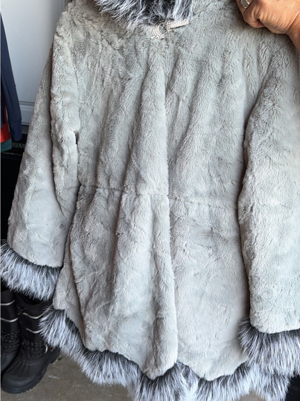 Luxury Gray Faux-Fur Coat with Contrasting Trim size large